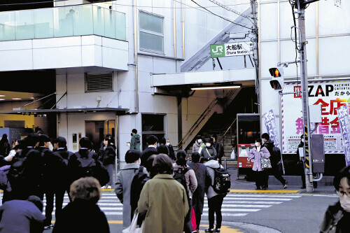 男が職務質問を受けたＪＲ大船駅周辺。男は他人名義のキャッシュカードを３枚所持していた