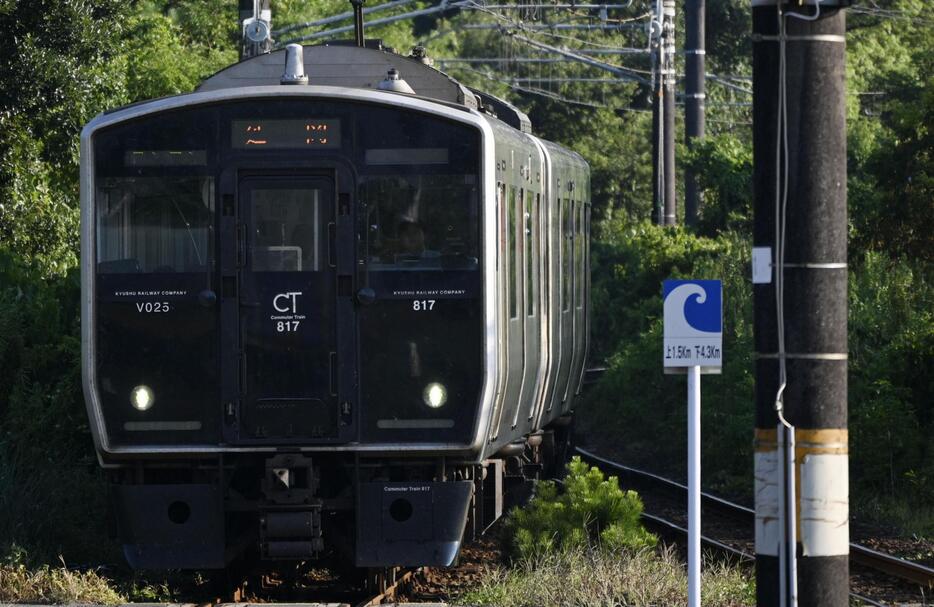 津波の浸水想定区間を走行するJR日豊線の車両＝8月、宮崎県高鍋町