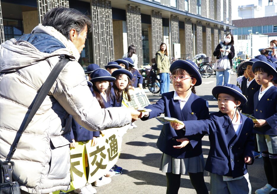 通行人にティッシュを渡す園児ら（長岡京市開田１丁目・市役所前）