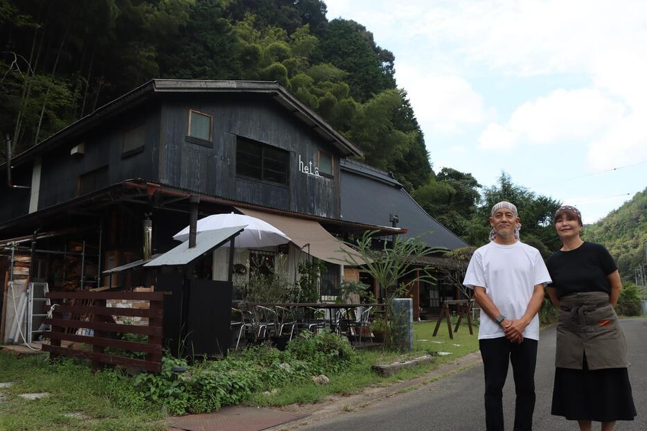 ひっそりとした山間部で「やまんなか」を営む柳川さん夫妻＝兵庫県丹波市市島町戸平で