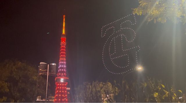 ドローンが映し出す「TG」マークとオレンジにライトアップした東京タワー