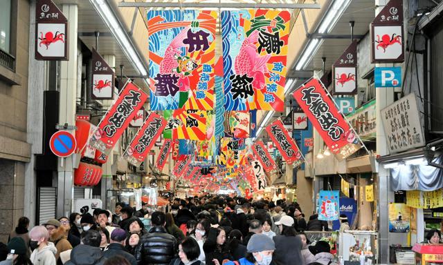 買い物客でにぎわう魚の棚商店街=2024年12月31日午前10時42分、兵庫県明石市本町1丁目、原晟也撮影