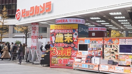 年末商戦真っ盛りのビックカメラ有楽町店。カメラやテレビに加えてリカバリーウェアなども売り出していた（記者撮影）