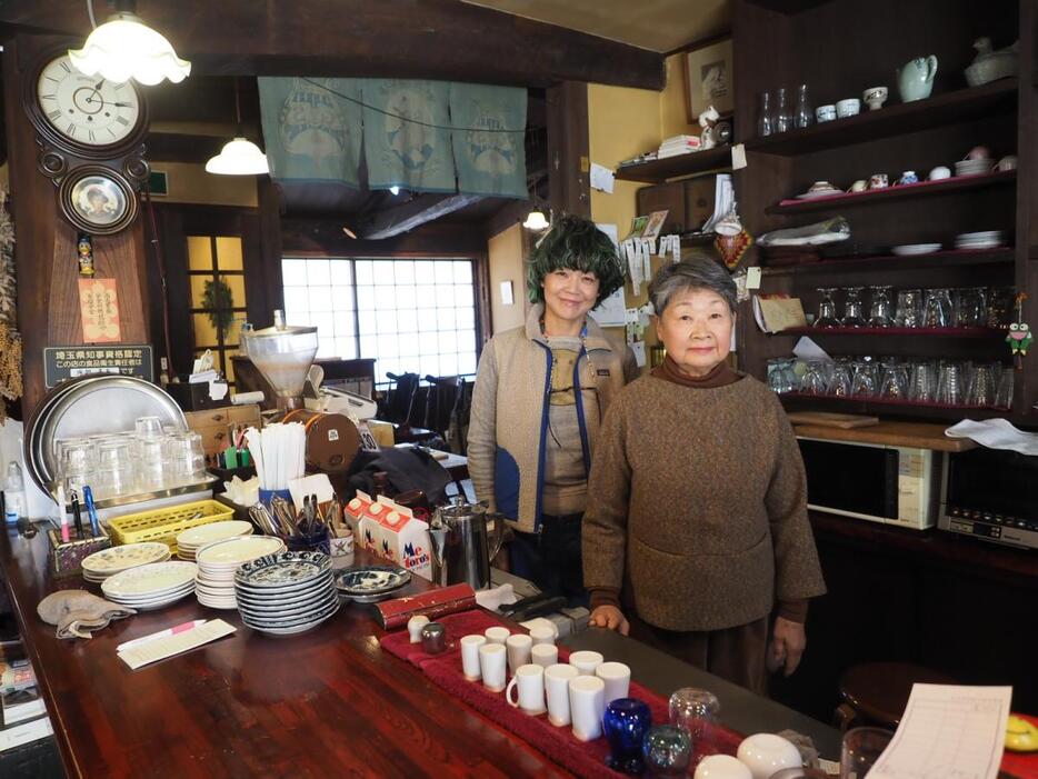 右から店主の早苗さんと彩子さん