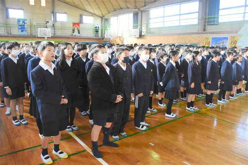 築山小の創立150周年を記念した曲「大好き　築山」を歌う児童たち＝7日、玉名市