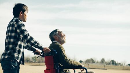 年末年始、親の意向を聞く際の「上手な聞き方」を解説します（写真：プラナ／PIXTA）