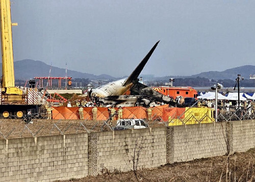 事故の衝撃で大破した旅客機（２９日午後４時１８分、韓国南西部・務安国際空港で）＝小池和樹撮影