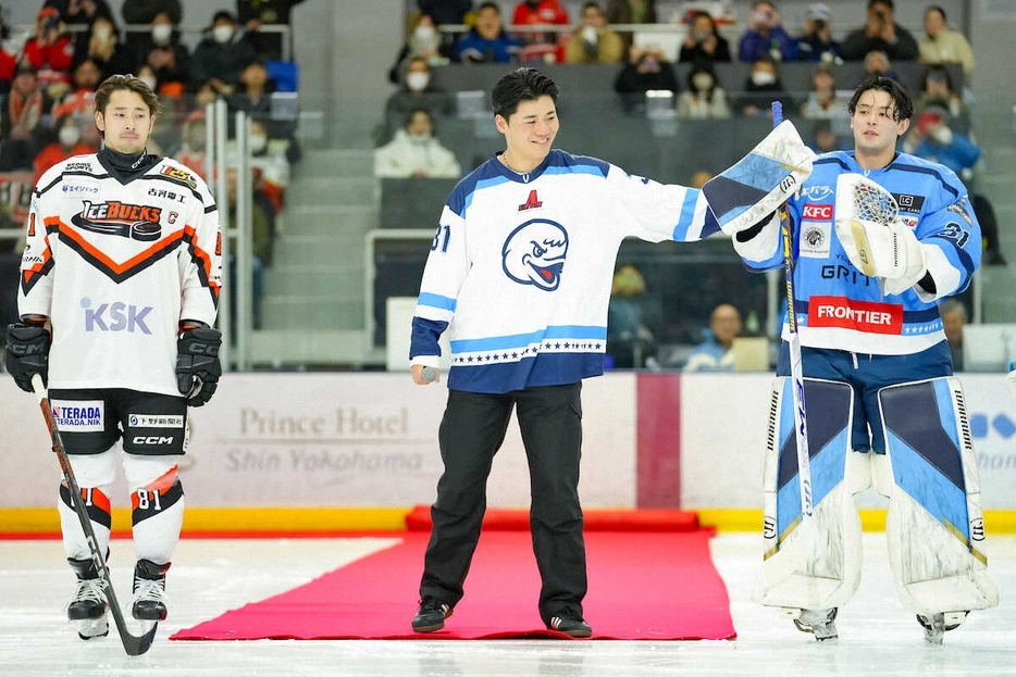 試合前、同級生の冨田開（右）を激励する清宮幸太郎（撮影・会津　智海）