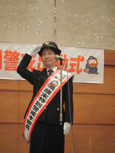 滋賀県警本部に集まった警察官らに敬礼をする宮島未奈さん=2024年12月2日午前11時15分、大津市打出浜、鈴木洋和撮影