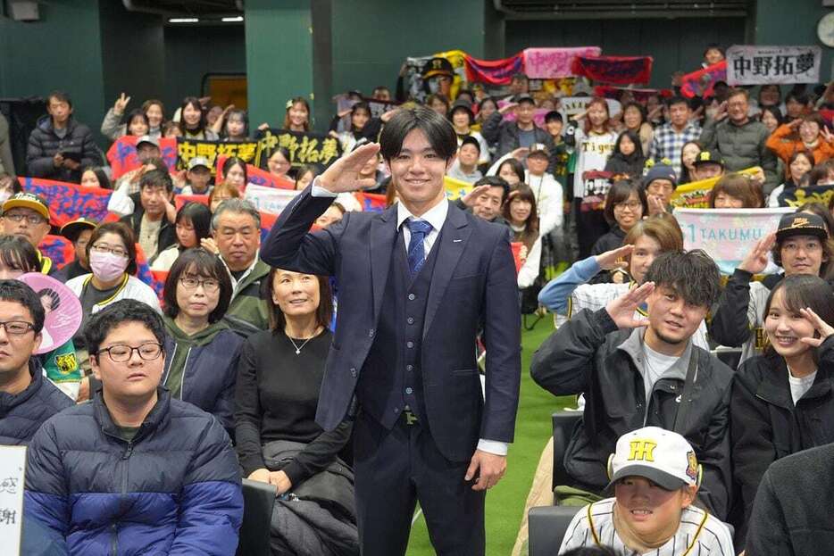 甲子園歴史館のトークショーでファンと記念撮影する阪神・中野拓夢＝甲子園球場（撮影・松永渉平)