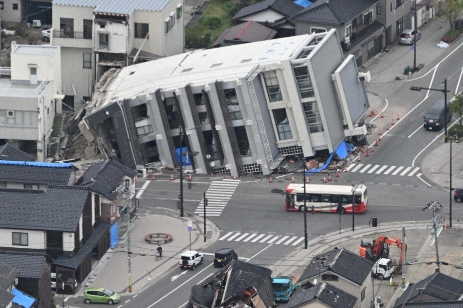 能登半島地震で横倒しになったビル＝石川県輪島市で2024年5月1日、本社ヘリから北村隆夫撮影