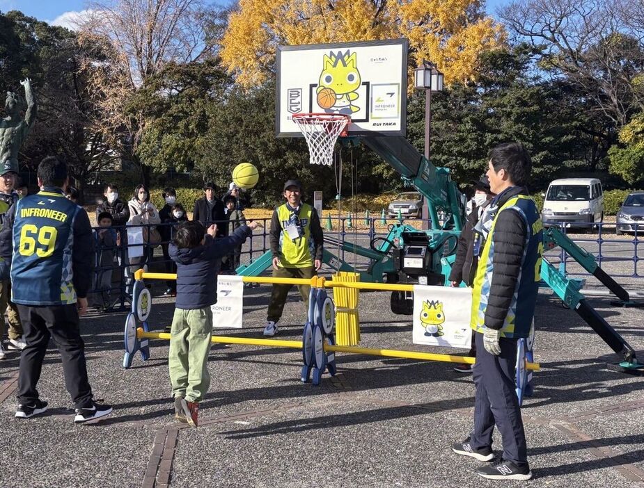 「B．Hi TOUCH」のイベントでかにクレーンを楽しむ小学生