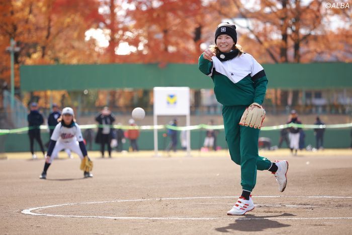 始球式でナイスピッチングを披露した渋野日向子