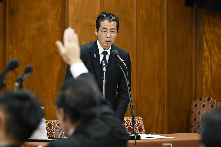 衆院政治倫理審査会で、質問に答える自民党の福田達夫氏＝１９日午後、国会内（代表撮影）