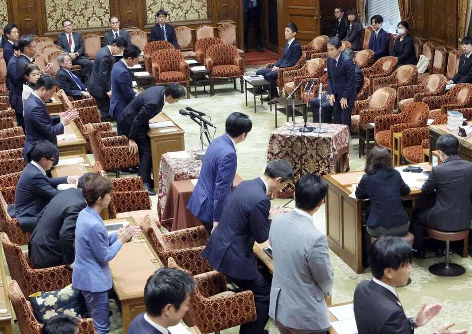 衆院政治改革特別委員会で政治改革関連法案が可決され、一礼する立憲民主党の大串博志代表代行（右奥）＝17日午後、国会内（春名中撮影）