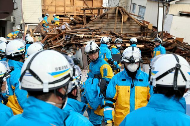 3人が生き埋めになっている可能性のある家屋で捜索する警察官たち=2024年1月4日午前11時30分、石川県輪島市河井町、田辺拓也撮影