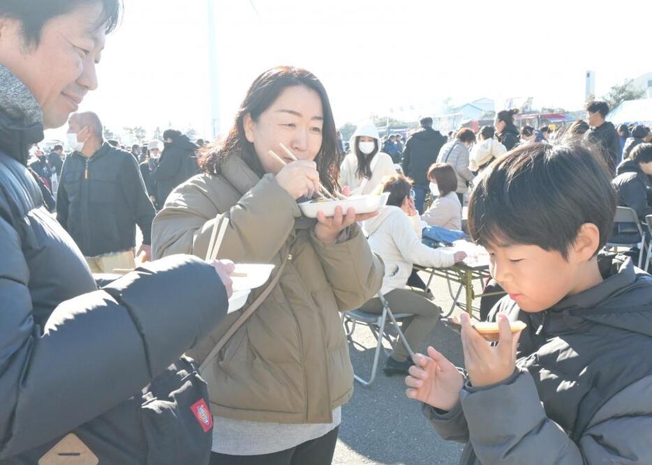 焼きハマグリを味わう来場者=鹿嶋市平井