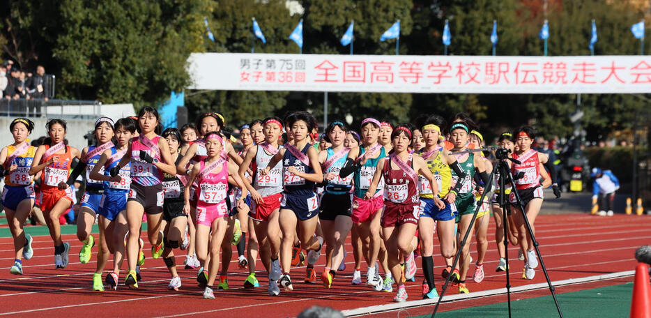 全国高校駅伝　一斉にスタートする女子の部のランナーたち（撮影・加藤哉）