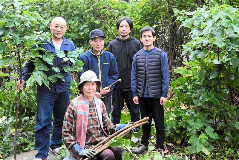 古川さんのコウゾ農地に集まった5人。左から川原隆邦さん、古川安子さん、古川利治さん、佐々木慧さん、中村潤弥さん＝11月27日、山鹿市