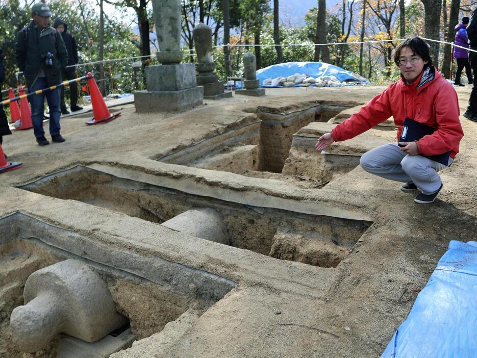 1、2号石棺と同時埋葬されていたことが分かった3号石棺＝22日、香川県丸亀市の快天山古墳