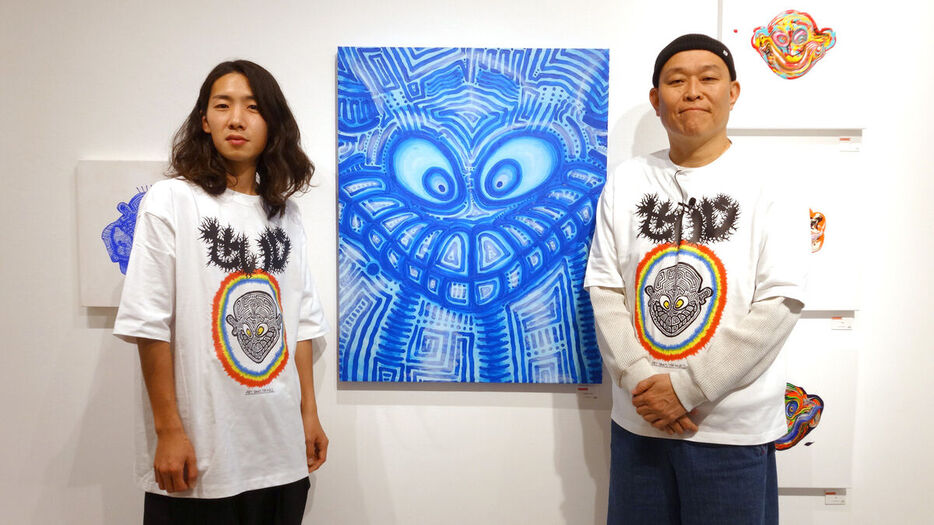 アーティスト・玄（左）の個展「GENTEN～げんとアートと時々せいじ」をPRした千原せいじ（カメラ・古田　尚）