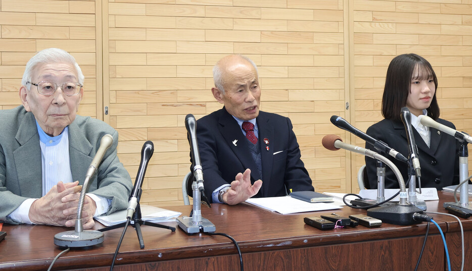 記者会見する日本原水爆被害者団体協議会（日本被団協）代表委員の箕牧智之さん（中央）ら＝１８日午後、広島市中区