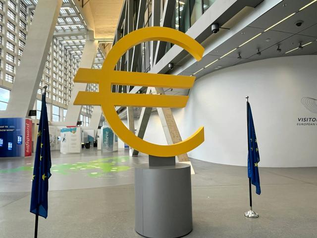 欧州中央銀行（ECB）に展示されているユーロマーク=2023年12月14日、ドイツ・フランクフルト、寺西和男撮影