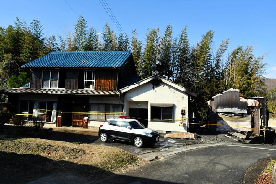 火災で半焼した住宅と、全焼した車庫＝小野市長尾町