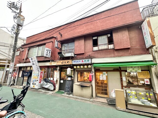 焼き鳥屋（右）は鶏が大ぶりで、そのほかおつまみもおいしくて良いお店です