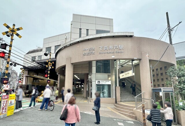 京王線と東急線で駅ビルを共用しています