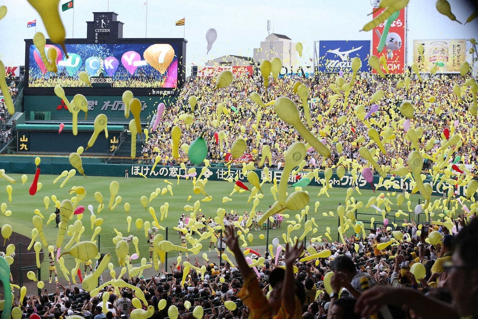 19年、ラッキー7の攻撃前にジェット風船が舞う甲子園球場