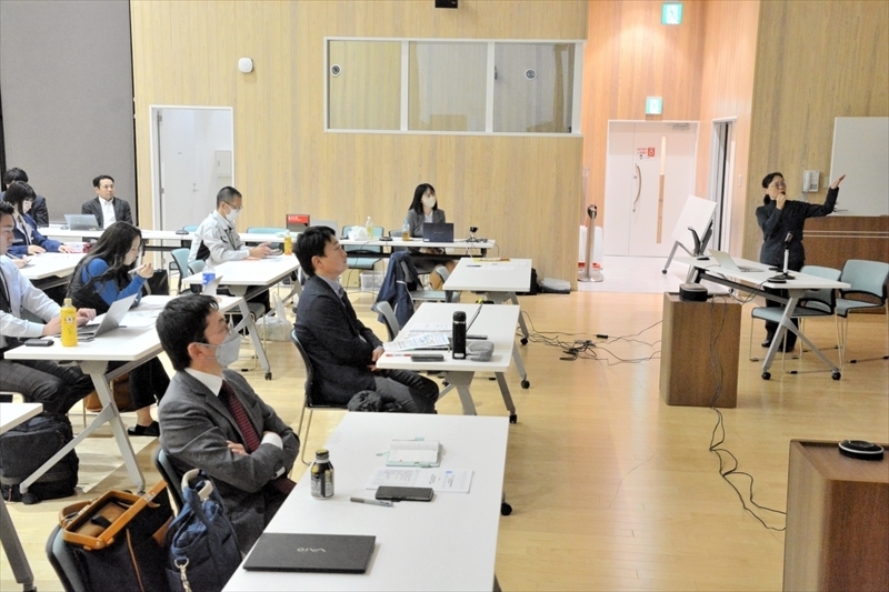 桜井調査官（右）の講演を聴く出席者