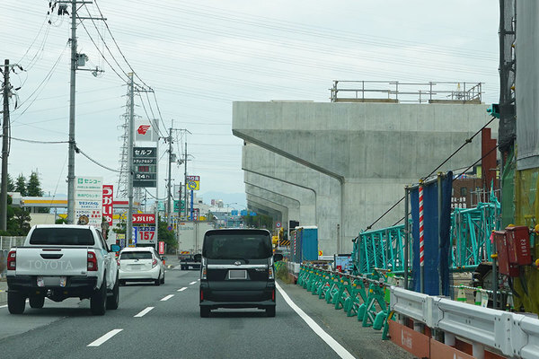 大和郡山市内の国道24号。京奈和道の高架が建設中（乗りものニュース編集部撮影）。