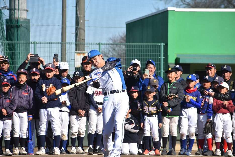 野球教室でロングティーを披露する 日本ハム・野村（撮影・赤堀宏幸）