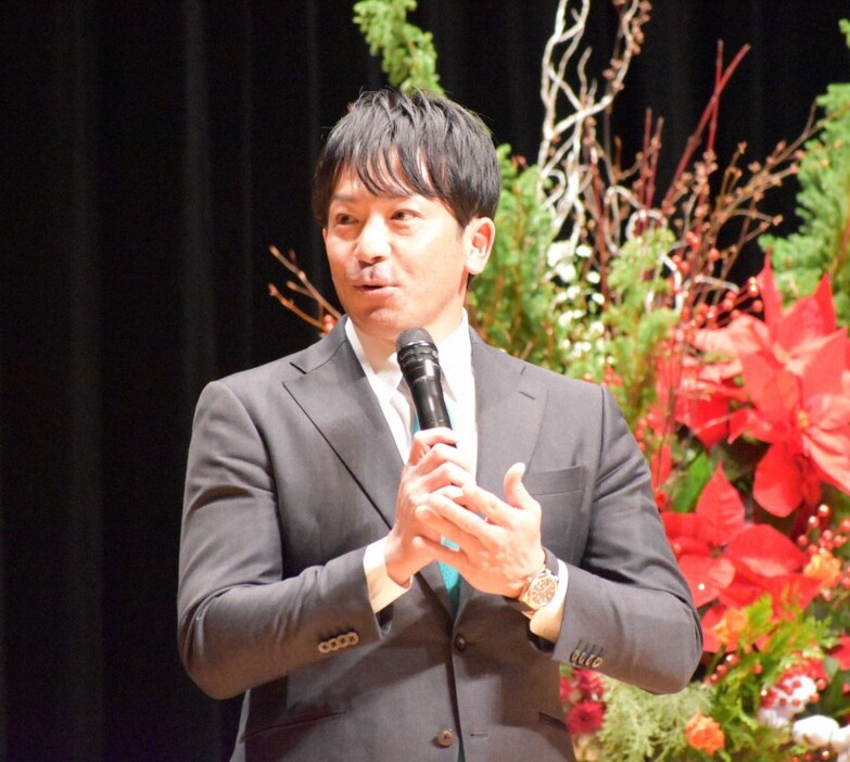 九州文化塾でこれまでの野球人生や出会いについて語る松田さん＝福岡市中央区で2024年12月12日午後1時30分、山崎あずさ撮影