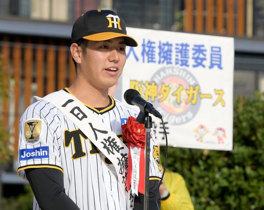 　一日人権擁護委員を務め、あいさつする石黒（撮影・石井剣太郎）