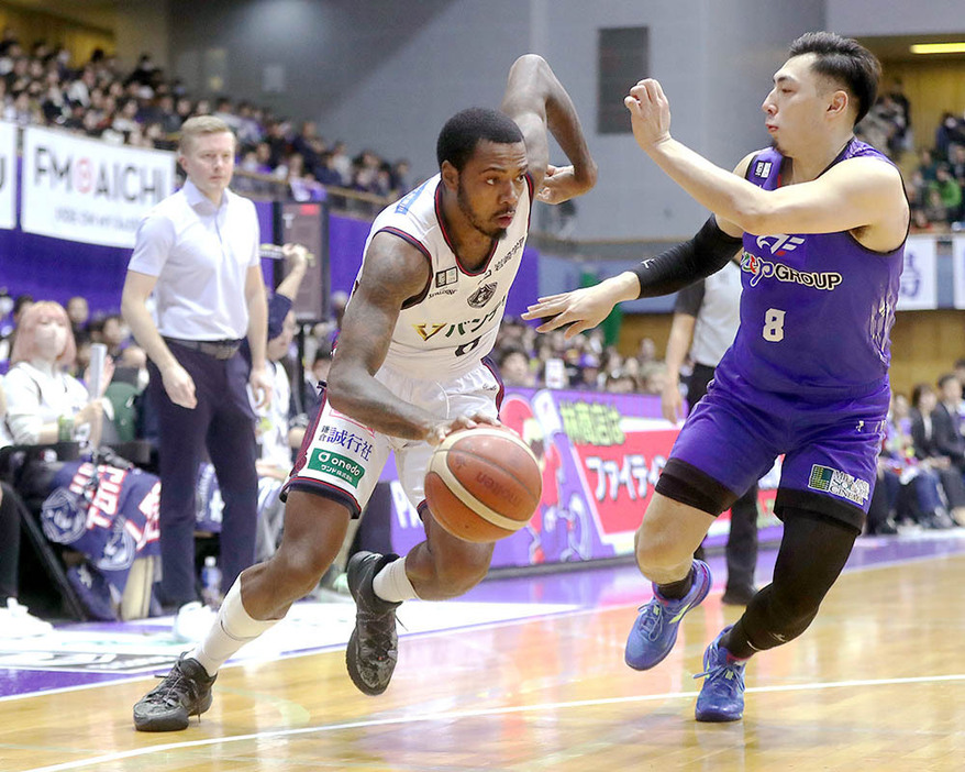 第１クォーター、ドリブルをする横浜ＢＣ・クラーク＝名古屋市稲永スポーツセンター（（Ｃ）Ｂ．ＬＥＡＧＵＥ）