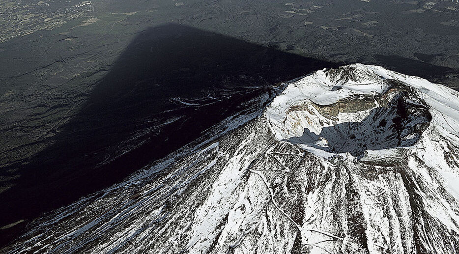 富士山の裾野に映し出された影富士＝20日午前8時44分（静岡新聞社ヘリ「ジェリコ1号」から）