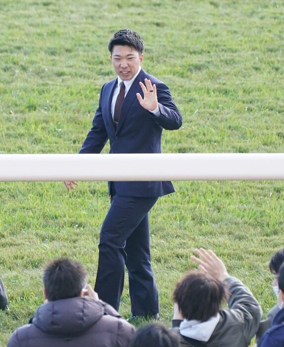 トークショーを終えてファンに手をふる阪神・石井大智＝京都競馬場（撮影・榎本雅弘）