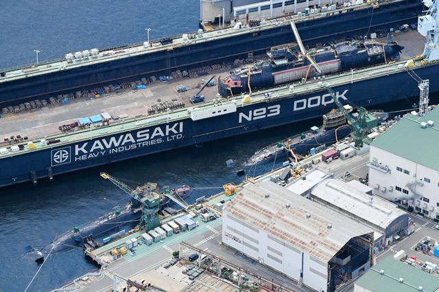 潜水艦などが係留されている川崎重工業神戸工場=2024年7月4日午後、神戸市中央区、朝日放送テレビヘリから、白井伸洋撮影