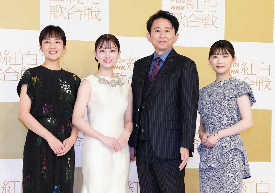 ＜NHK紅白歌合戦・リハーサル＞フォトセッションに臨む（左から）鈴木奈穂子アナウンサー、橋本環奈、有吉弘行、伊藤沙莉（撮影・大城　有生希）