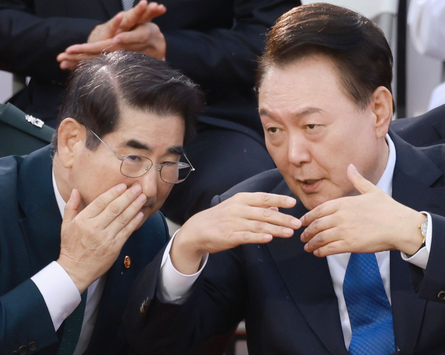 韓国の尹錫悦大統領（右）と金龍顕前国防相（聯合＝共同）