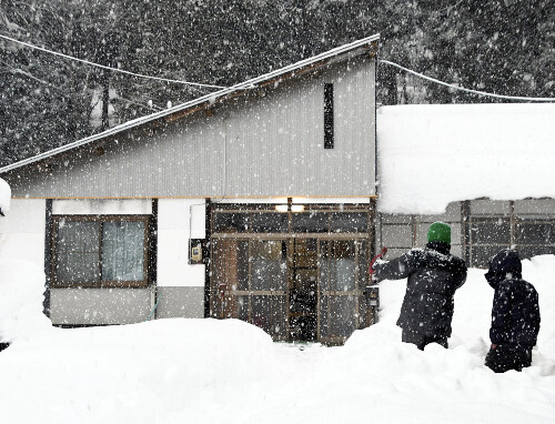 クマが入り込んだ住宅（２４日午後４時３分、喜多方市熱塩加納町熱塩で）