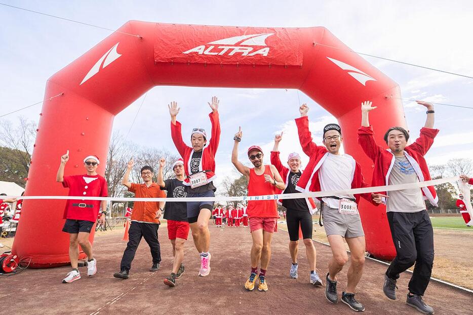 サンタクロースの衣装を着てマラソンに参加するランナー（写真提供＝日野サンタマラソン実行委員会）