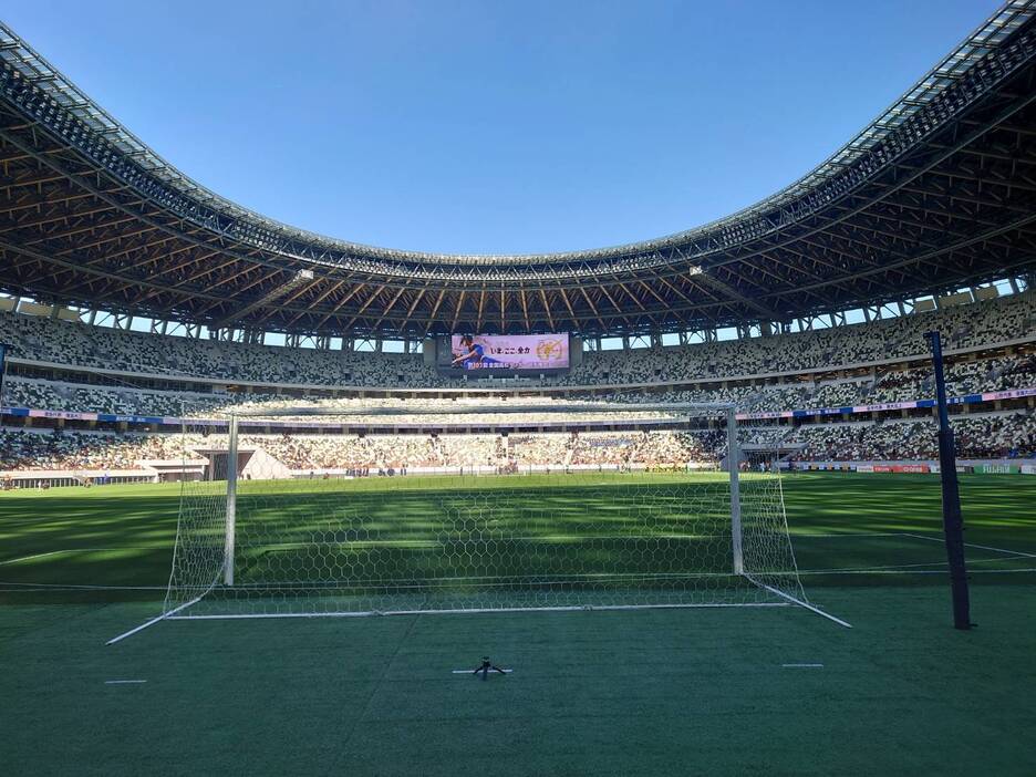 熱気に包まれた国立競技場(写真＝矢島公彦)