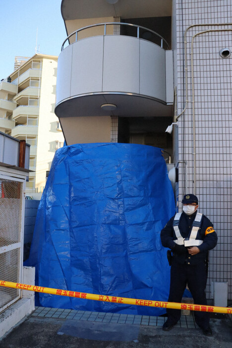 男性が倒れていたマンション＝埼玉県所沢市で2024年12月27日午前8時58分、田原拓郎撮影