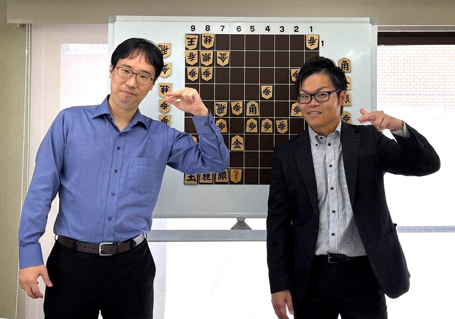 うしろの盤面はAbemaトーナメントでの「戸辺 誠 七段」と「藤森 哲也 五段」の対戦棋譜を再現。