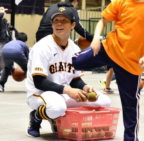 子どもたちと交流する巨人の佐々木＝井上雄太撮影