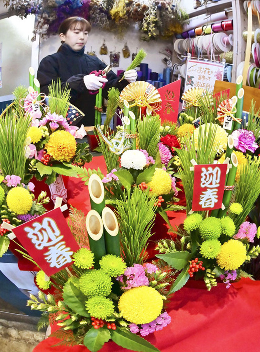 最盛期を迎えている正月用のフラワーアレンジメント作り＝29日、福島市・花の店サトウ