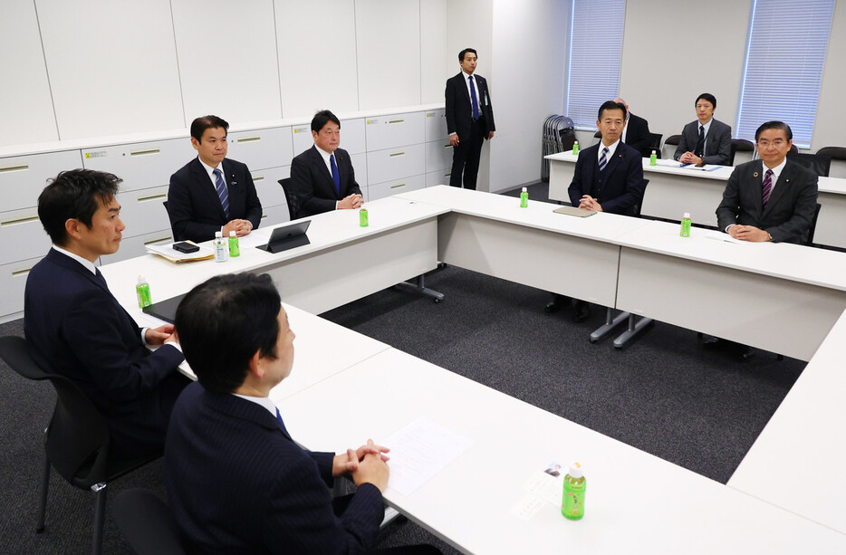 会談に臨む公明党の岡本三成（右から２人目）、自民党の小野寺五典（同３人目）、日本維新の会の青柳仁士（左端）各政調会長＝１６日、国会内